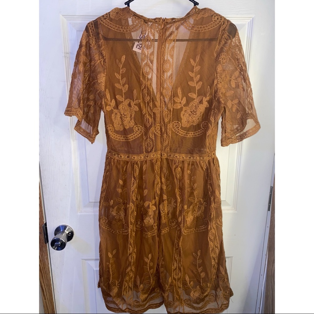 Lace dress - Picture 2 of 3